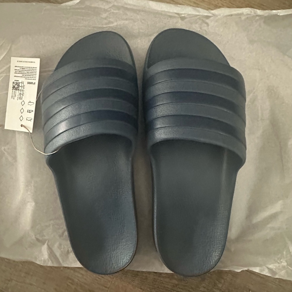 adidas Adilette Aqua Slides dark blue men’s 8/women’s 9 NEW
